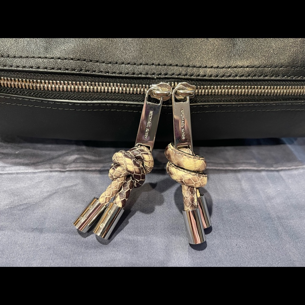 Michael Kors leather bag with matching wallet set. Cute bag for any occasion. - Picture 12 of 16